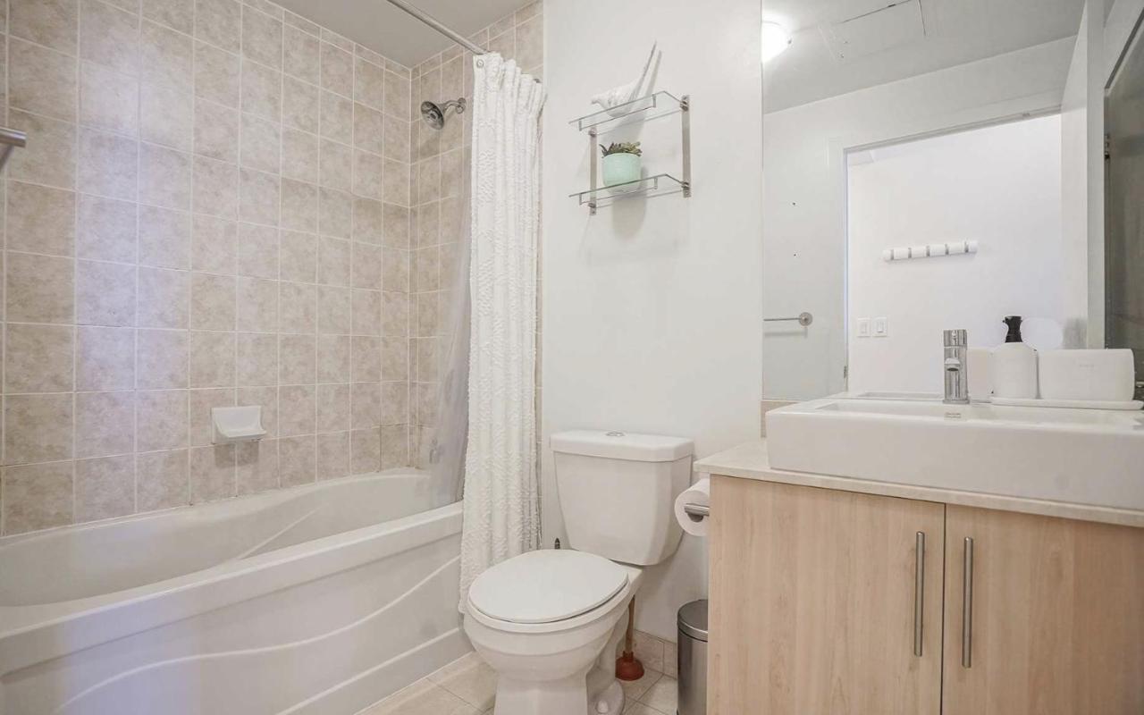 Heart Of Downtown Condo Close To Cn Tower Торонто Екстериор снимка