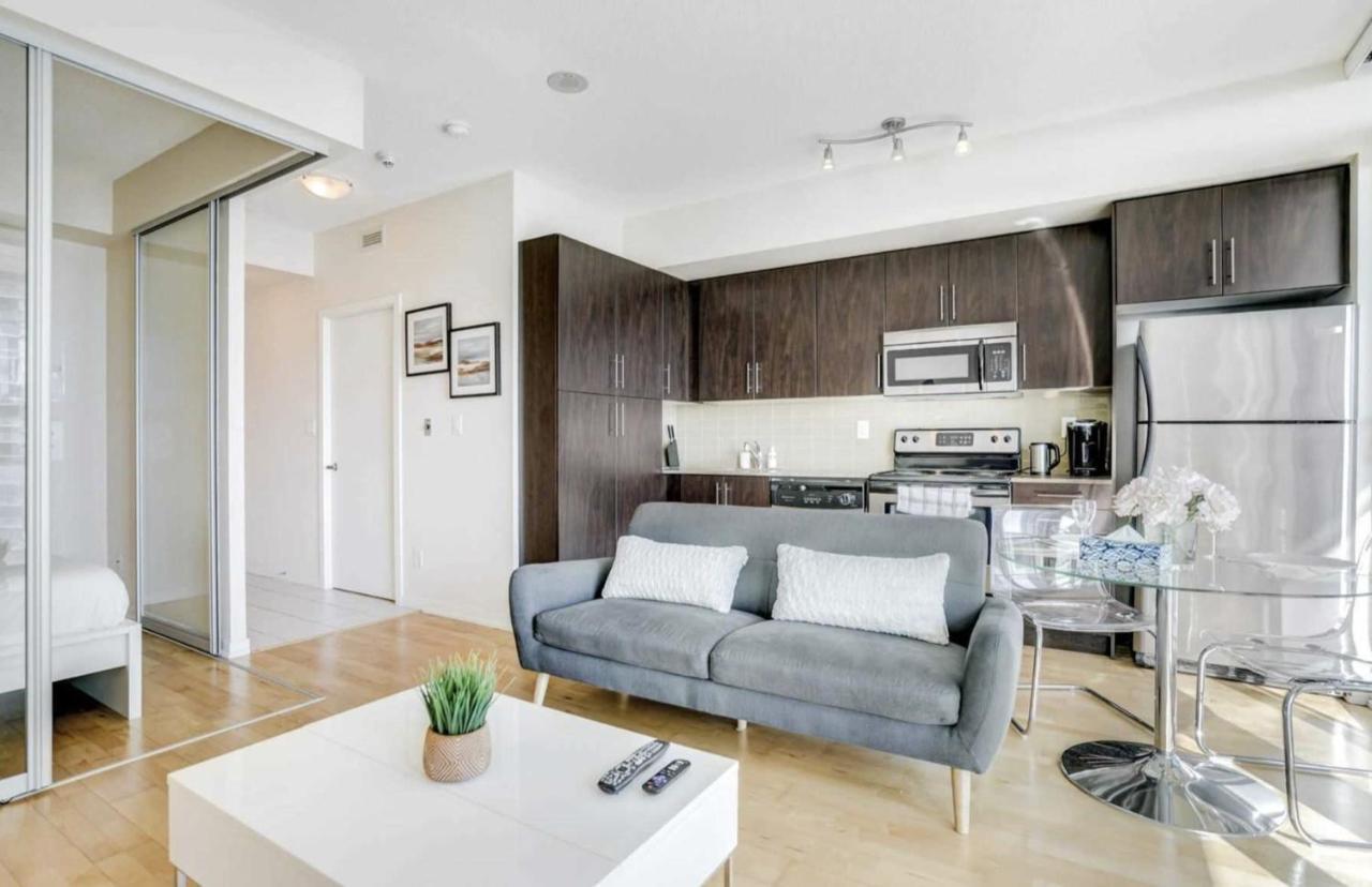 Heart Of Downtown Condo Close To Cn Tower Торонто Екстериор снимка