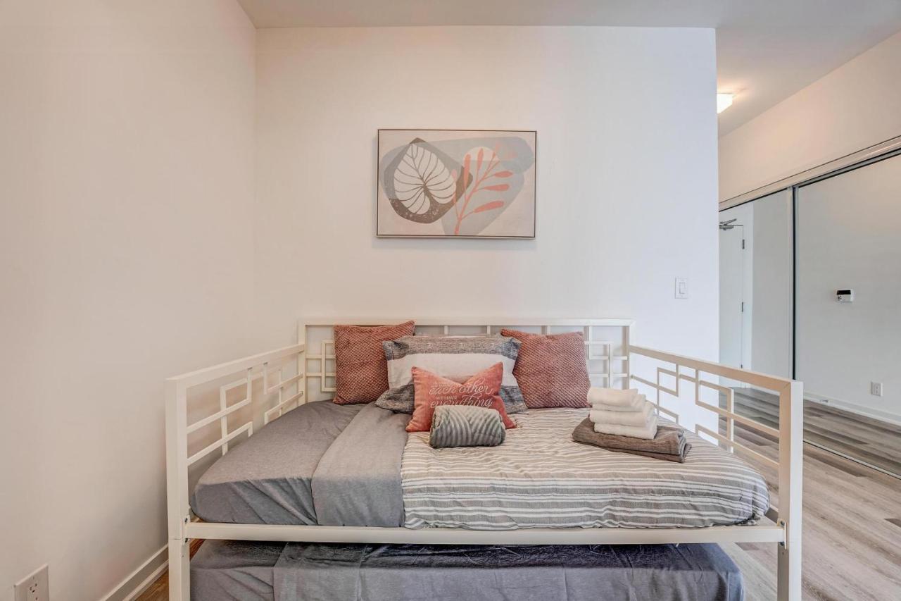 Heart Of Downtown Condo Close To Cn Tower Торонто Екстериор снимка