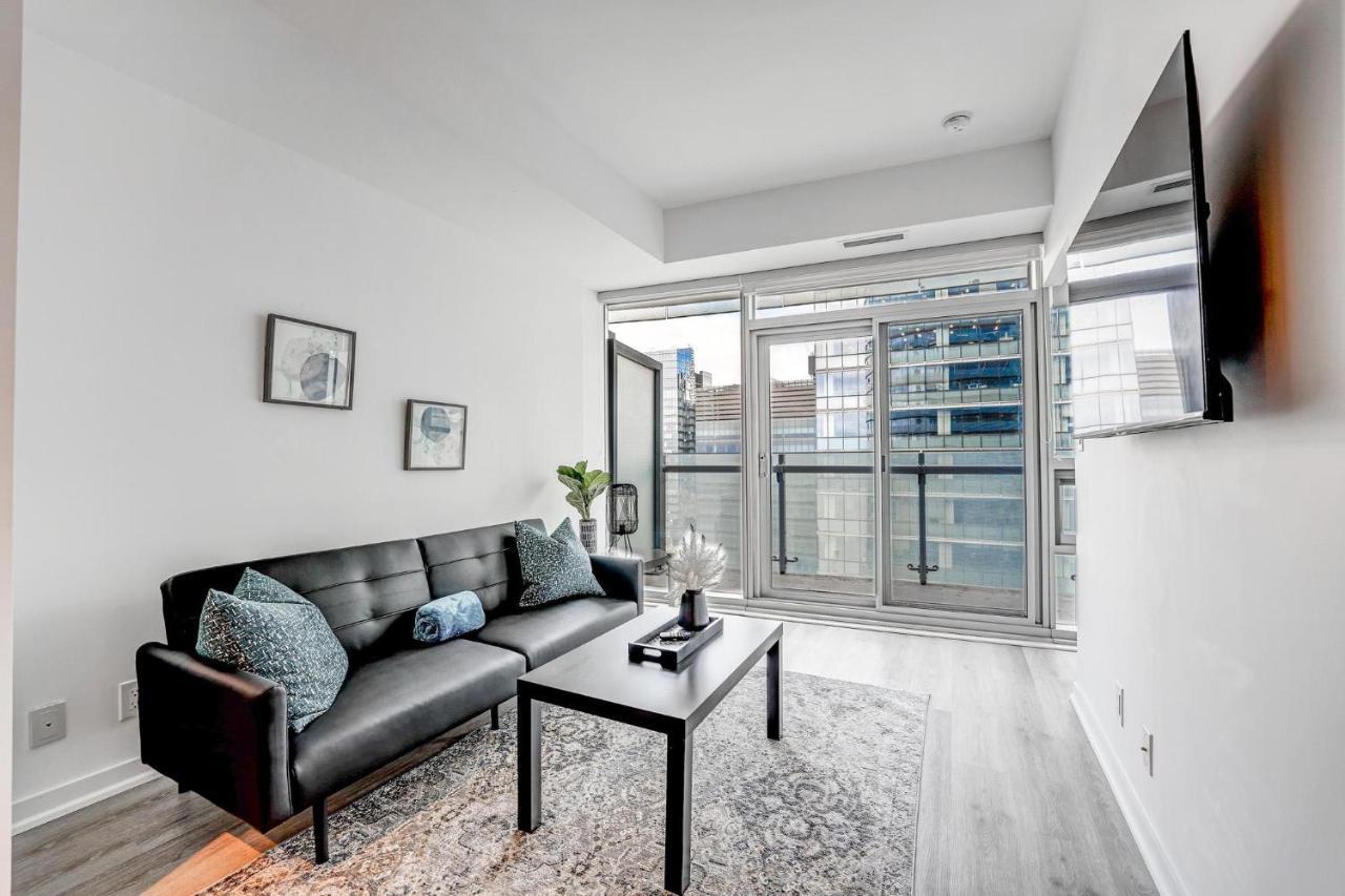 Heart Of Downtown Condo Close To Cn Tower Торонто Екстериор снимка