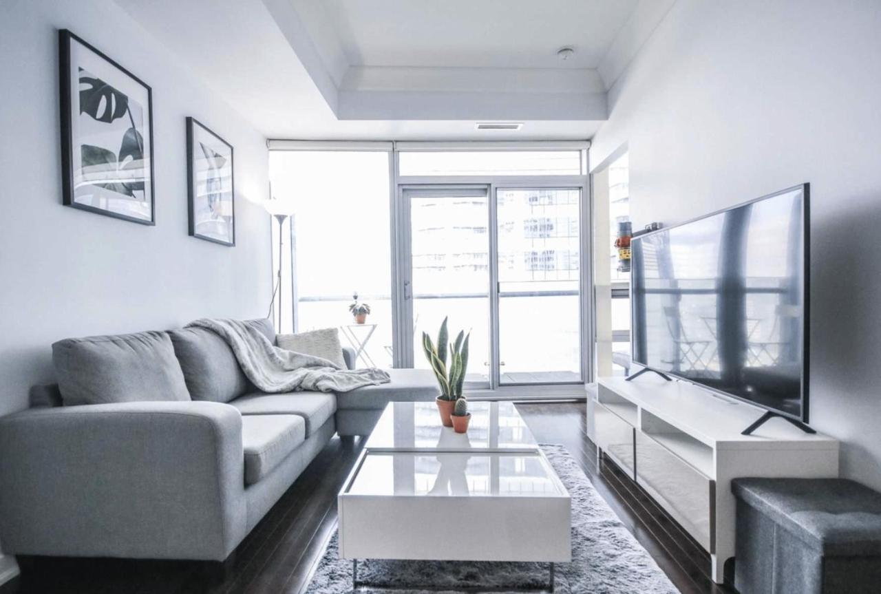 Heart Of Downtown Condo Close To Cn Tower Торонто Екстериор снимка