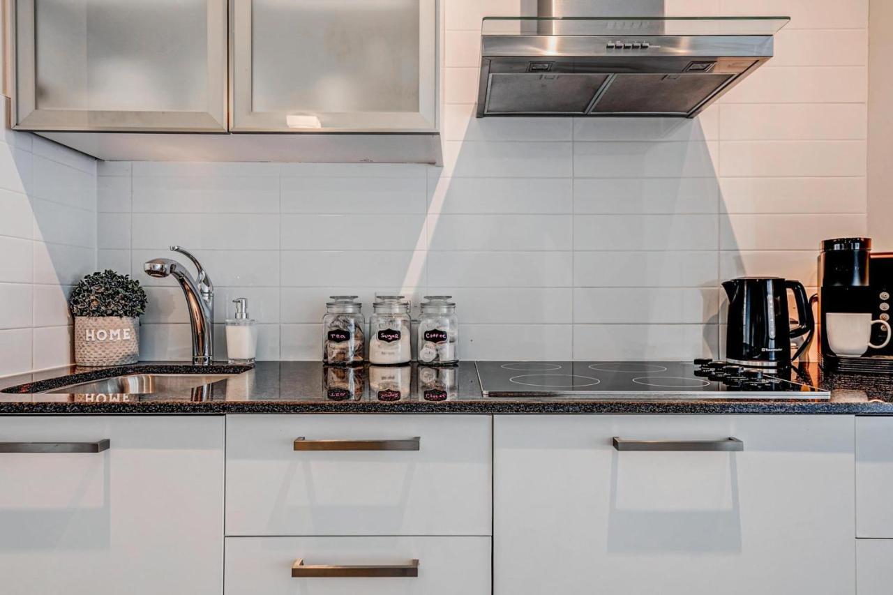 Heart Of Downtown Condo Close To Cn Tower Торонто Екстериор снимка