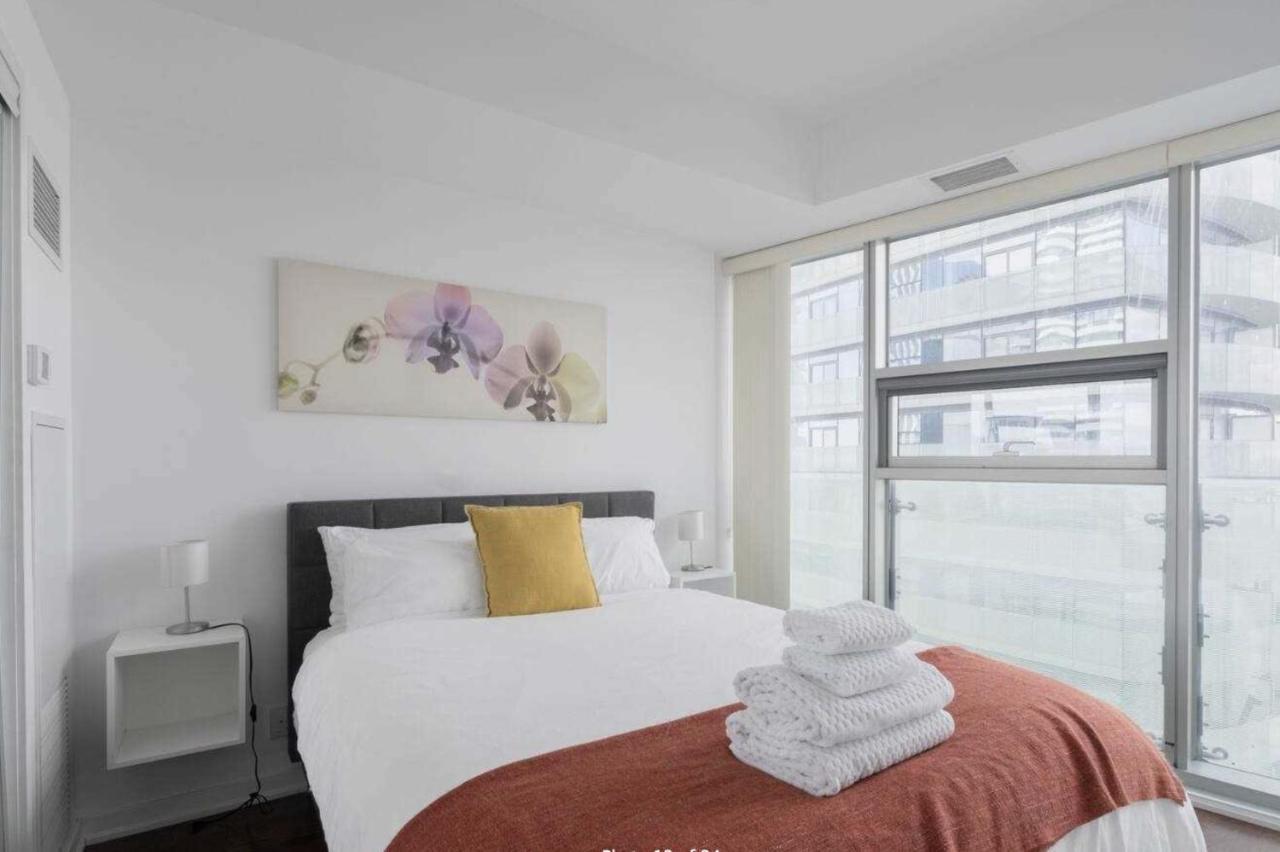 Heart Of Downtown Condo Close To Cn Tower Торонто Екстериор снимка