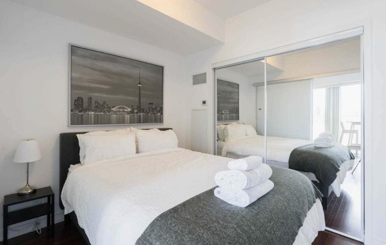 Heart Of Downtown Condo Close To Cn Tower Торонто Екстериор снимка