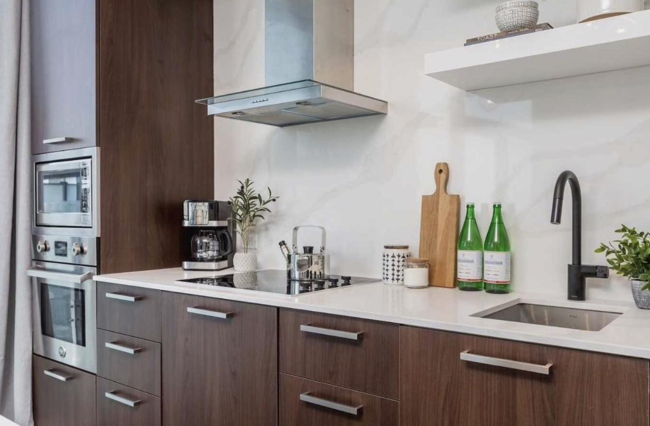 Heart Of Downtown Condo Close To Cn Tower Торонто Екстериор снимка